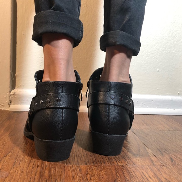 Sale!! Edgy studded black booties with low chunky - Picture 6 of 7